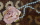 Rosa Satinrose auf Spitze mit Glasperlenkette